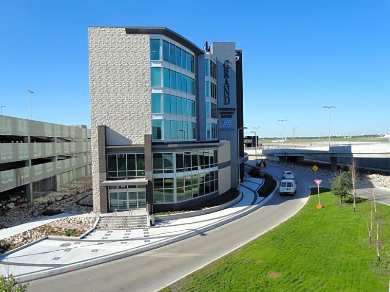 The Grand Winnipeg Airport Hotel By Lakeview Exterior photo
